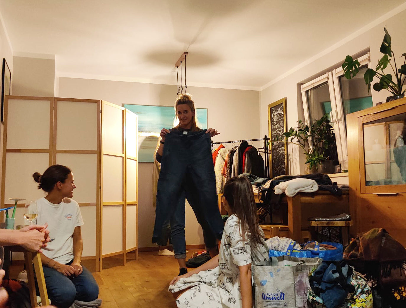 Kleidertausch-Party: Platz für Neues und mehr Nachhaltigkeit im Kleiderschrank