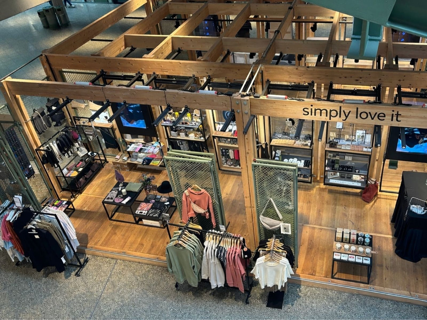 Fast Fashion vs. Slow Fashion: Warum immer mehr Menschen ihr Konsumverhalten überdenken - simply love it.