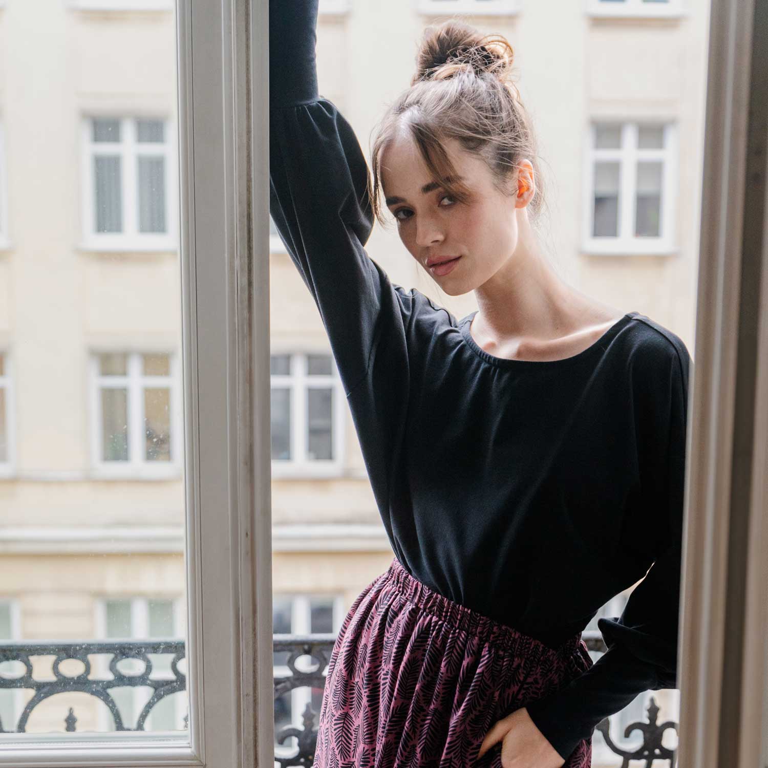 schwarzes Longsleeve AVA aus Bio-Baumwolle