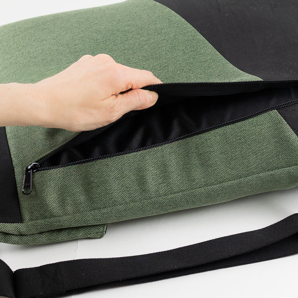 Großer Rolltop Rucksack Kork Schwarz Canvas Waldgrün mit Laptopfach - vegan und handgefertigt in Berlin | NOAS