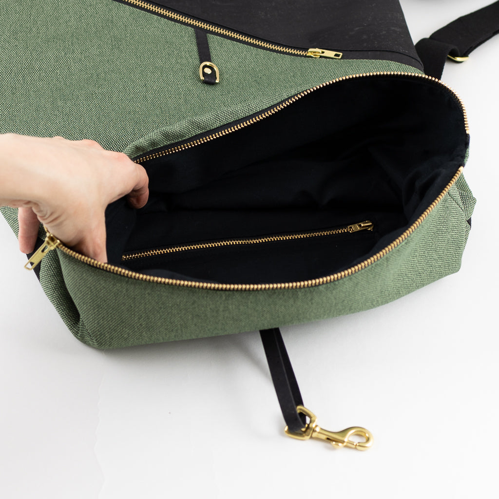 Großer Rolltop Rucksack Kork Schwarz Canvas Waldgrün mit Laptopfach - vegan und handgefertigt in Berlin | NOAS