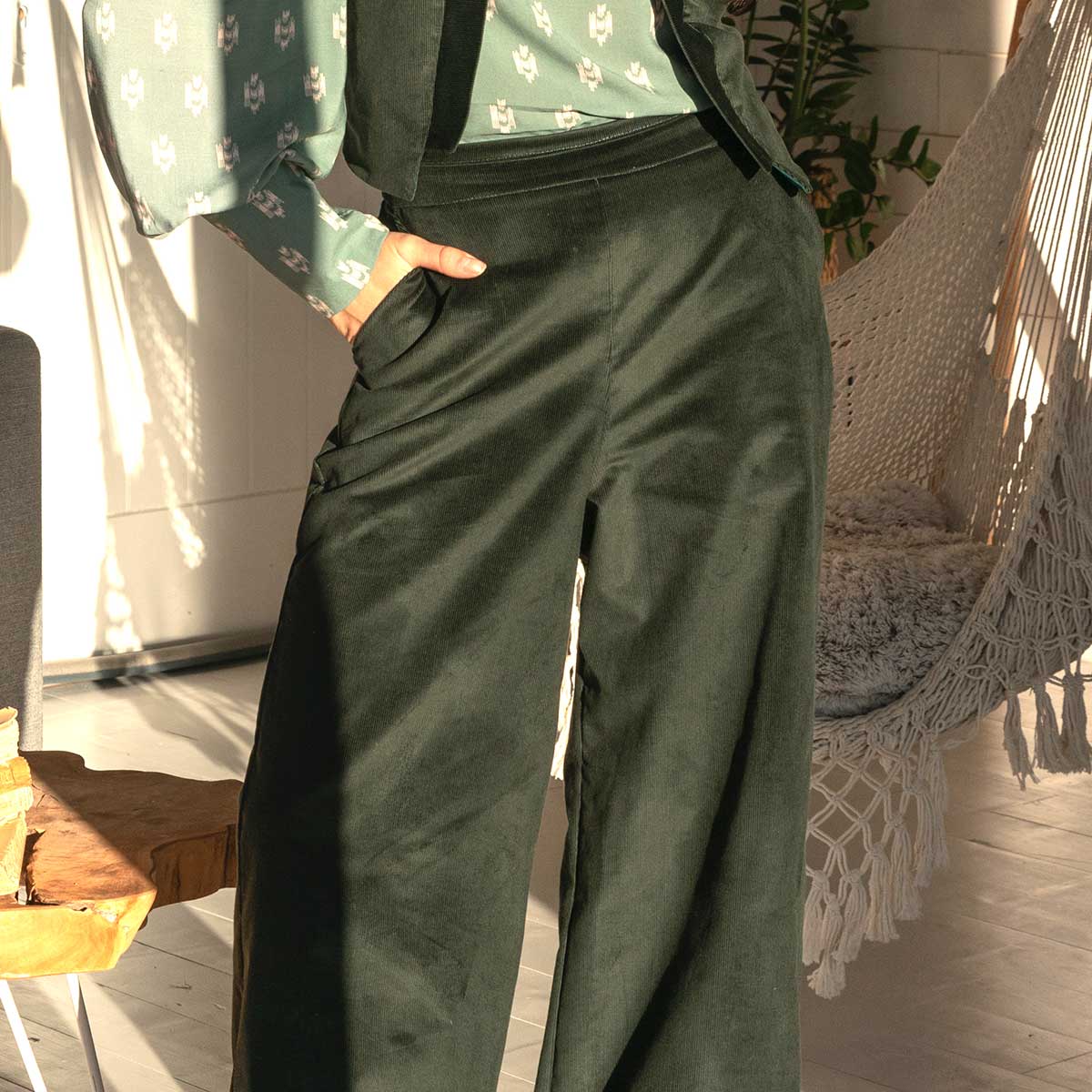 GLEN weite dunkelgrüne Cordhose im Marlene-Stil