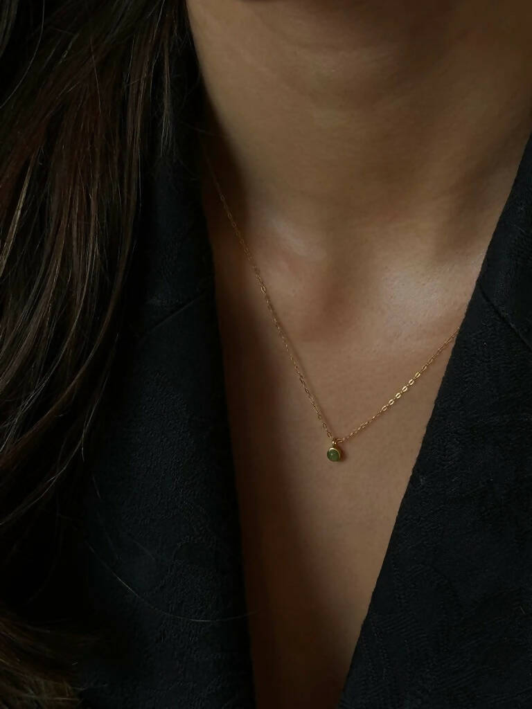 Goldene Kette Aya mit Achat Anhänger – Soi am Hals einer Frau