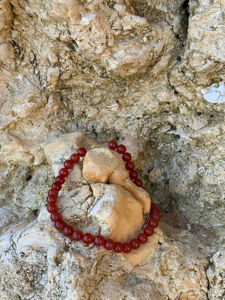 rote Perlenkette von Soi aus Jade auf Stein