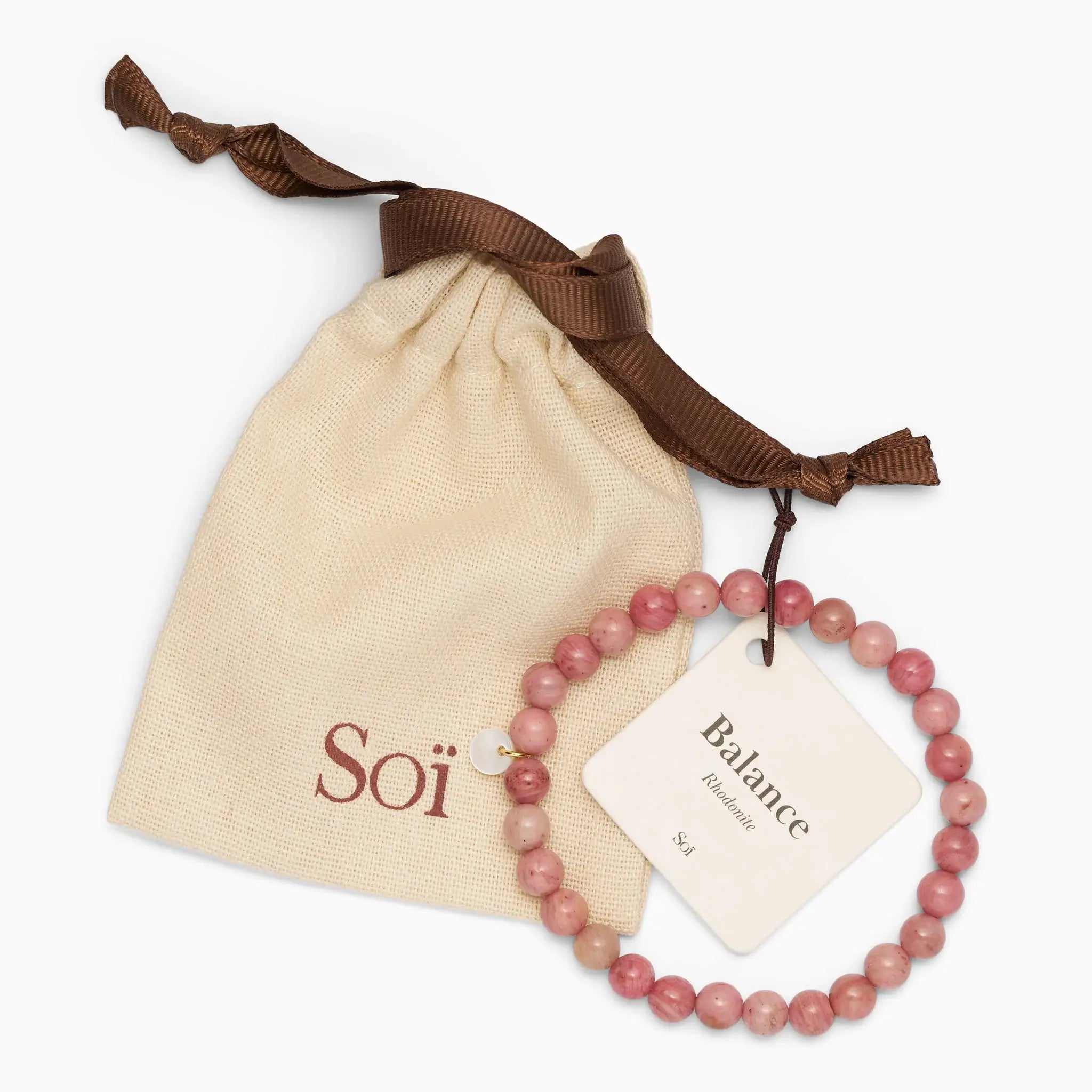 rosa Edelsteinarmband mit 6mm Perlen aus Rhodonit mit Stoffsäckchen verpackt von der dänischen Marke Soi