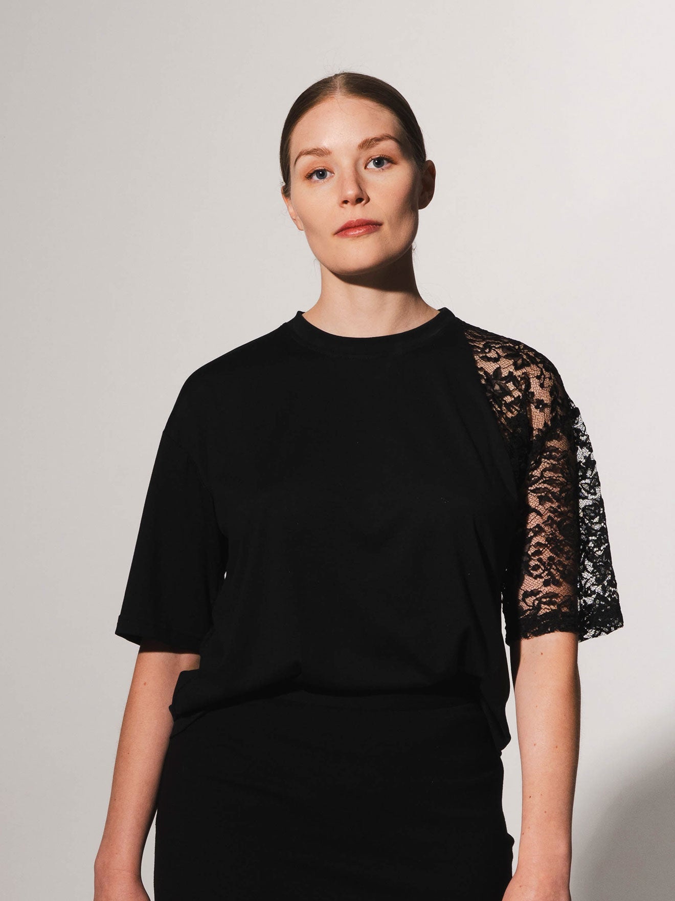LACEY 2 T-Shirt loose fit – mit Spitze in schwarz