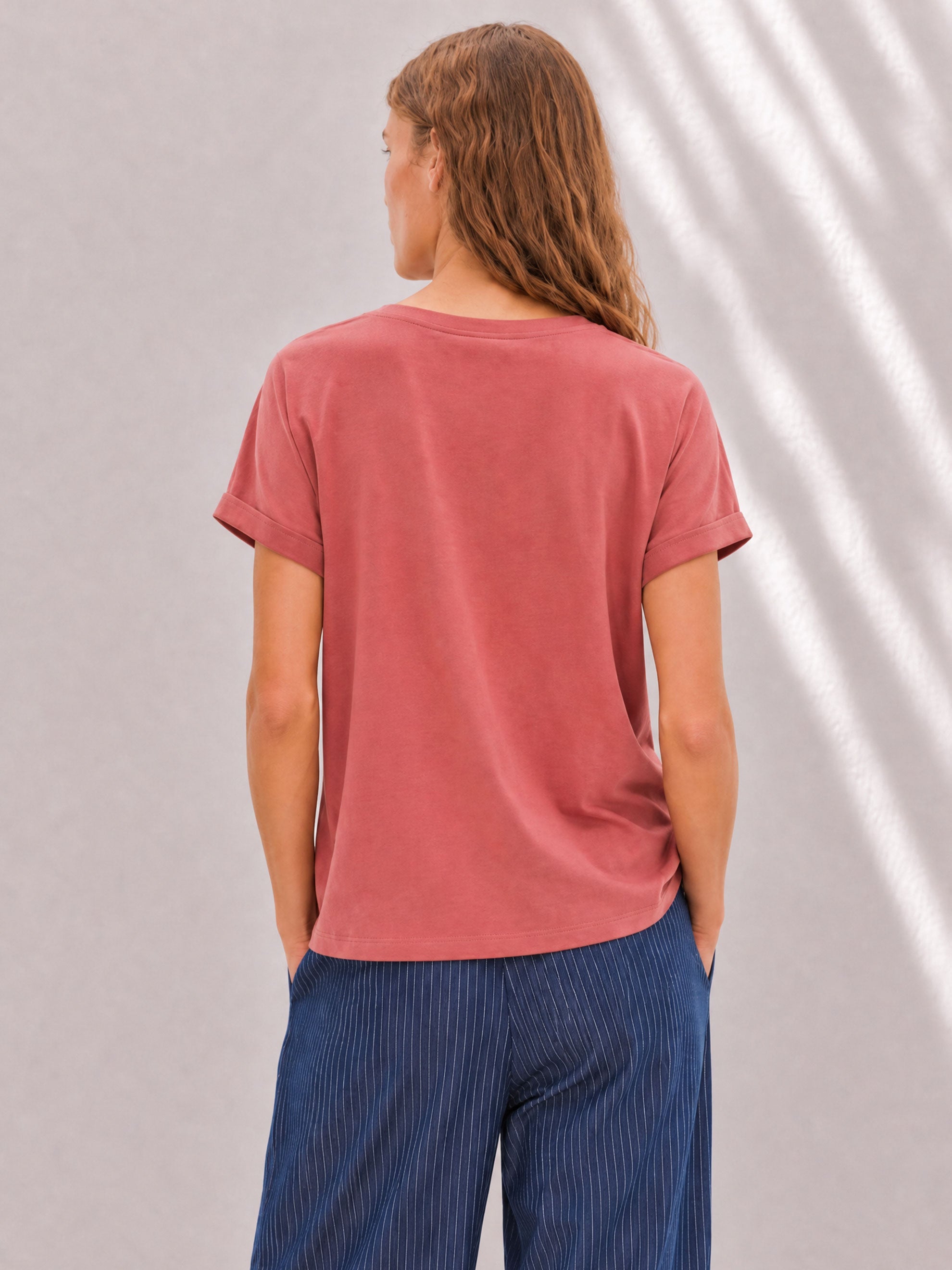 T-Shirt Tara mit recycelter Baumwolle in burnt red | Sweersocean