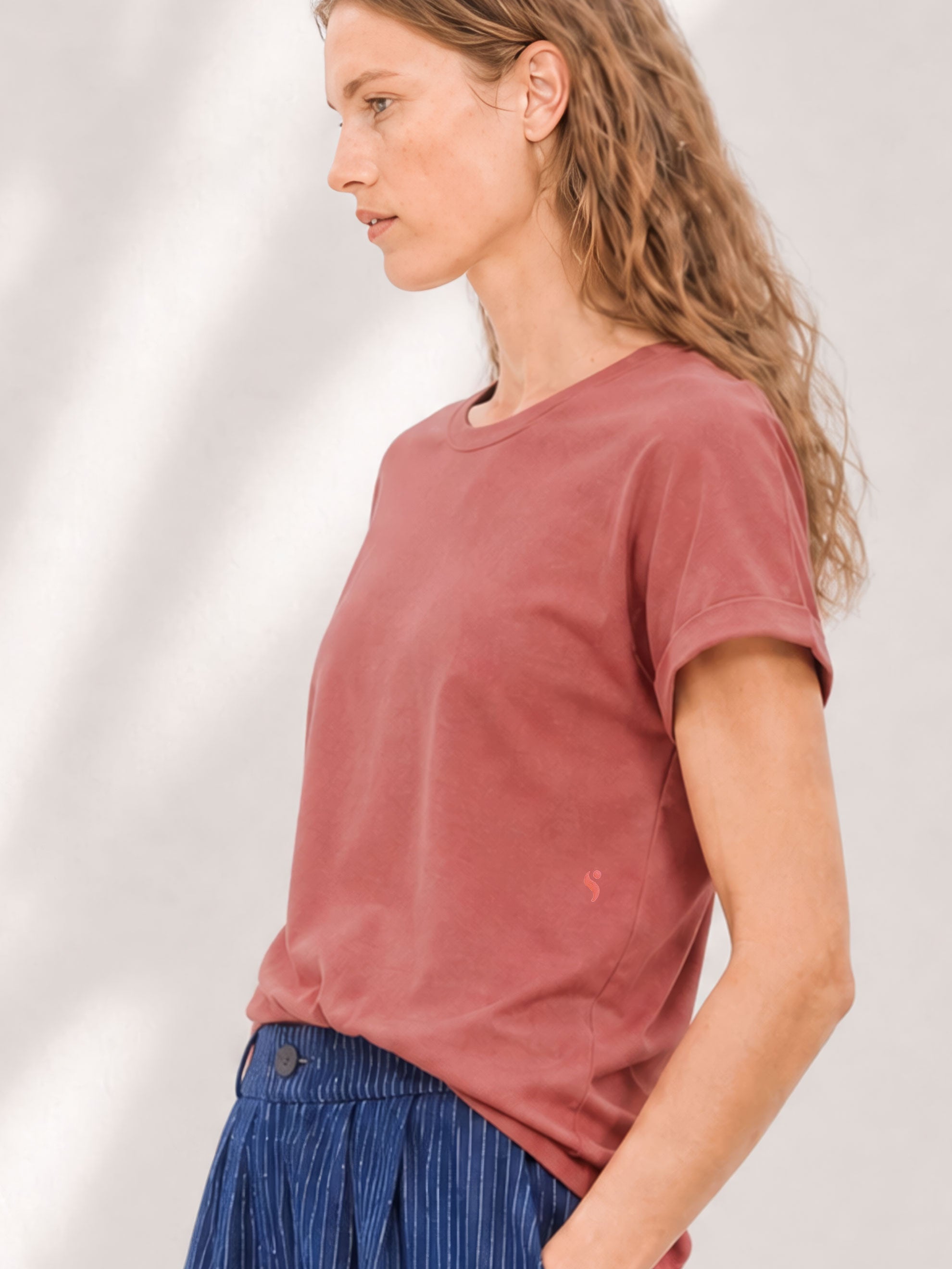 T-Shirt Tara mit recycelter Baumwolle in burnt red | Sweersocean