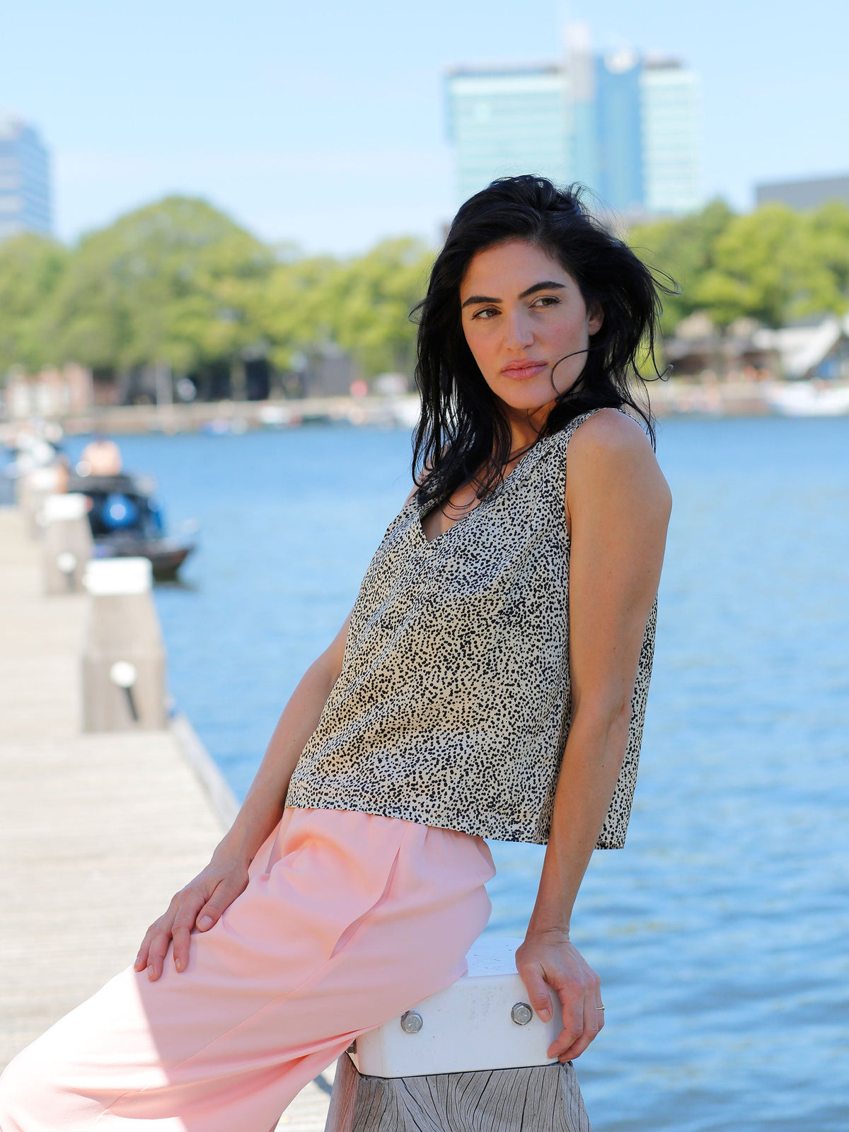 Gepunktetes Top LENI mit Seide in schwarz-weiß | Sweersocean