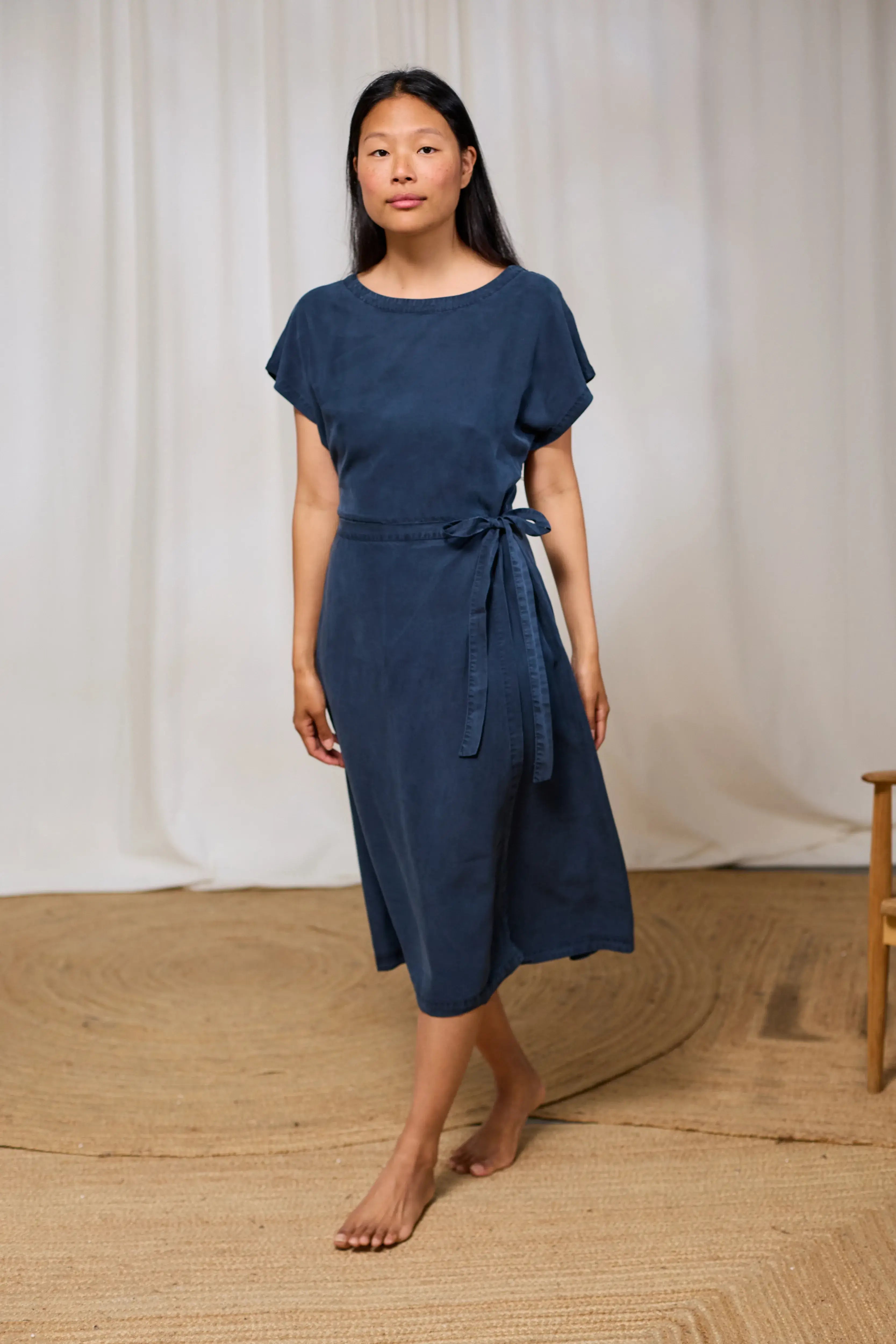 Kleid Comte Tencel navy Twothirds Ganzkörperansicht
