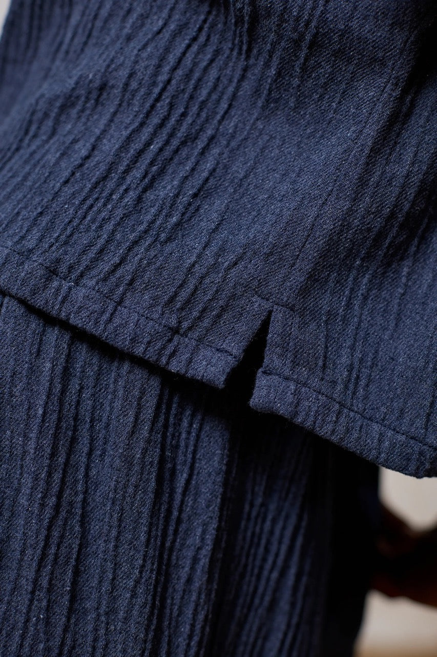 Damen Oberteil Palombaggia dusty blue Twothirds Detail mit Schlitz an der Seite