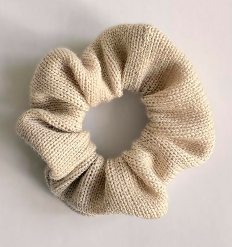 Strick Scrunchie Light Sand Merinowolle - handgefertigt in Berlin | Freiberg