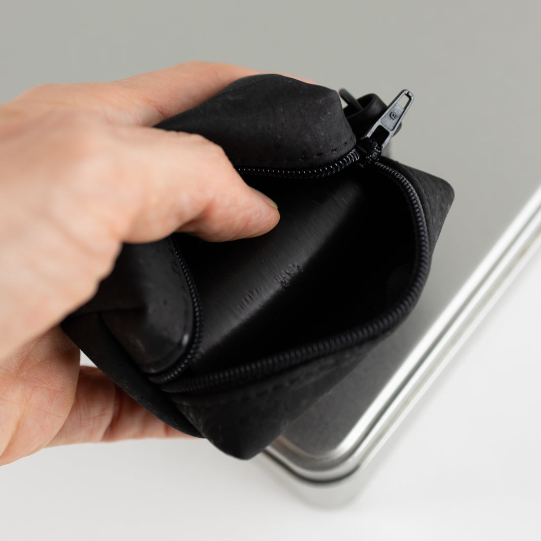 NOAS Mini-Tasche für Hundekotbeutel – Kork Schwarz All Black