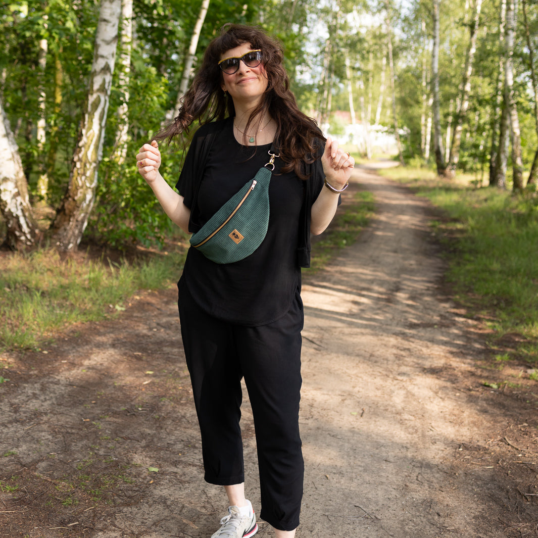 Bauchtasche CORD Waldgrün Size L - vegan und handgefertigt in Berlin | NOAS Berlin