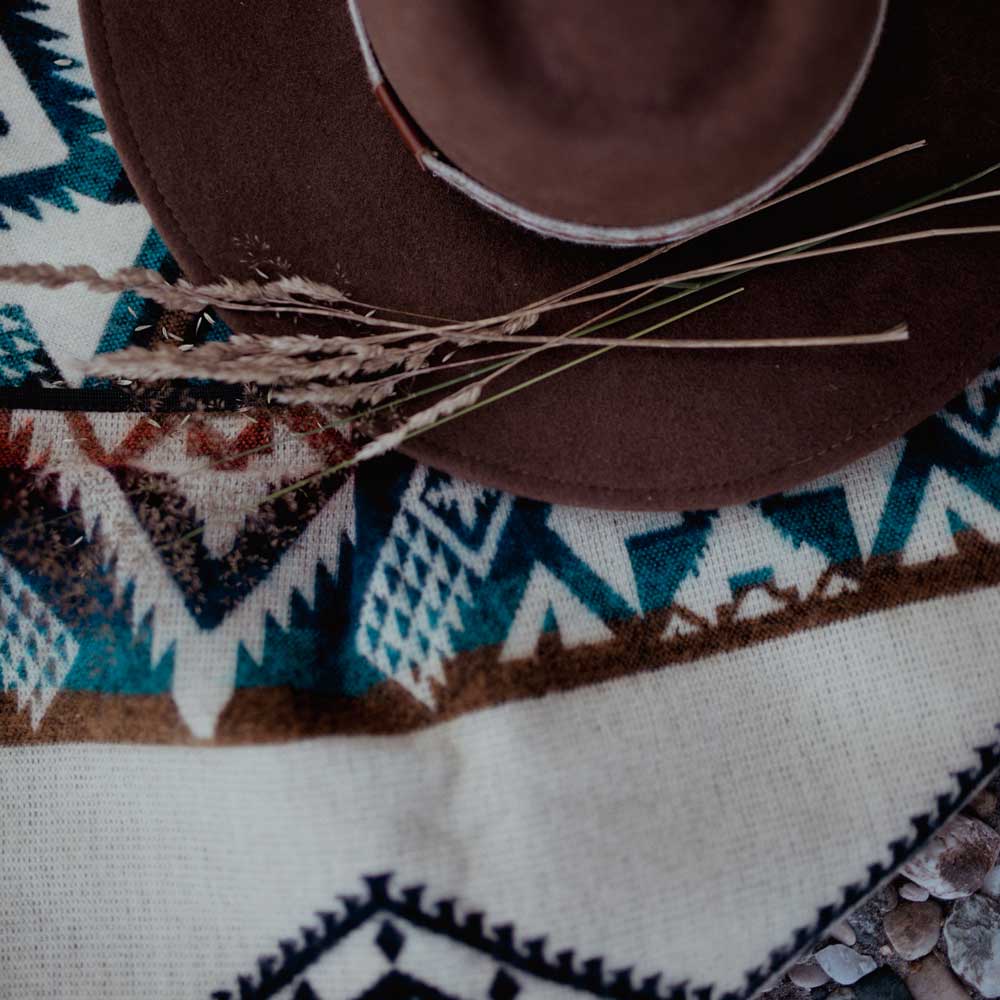 Wendbare Kuscheldecke, Wolldecke Boho, Indianerdecke blau beige, Navajo-Decke aus Ecuador 