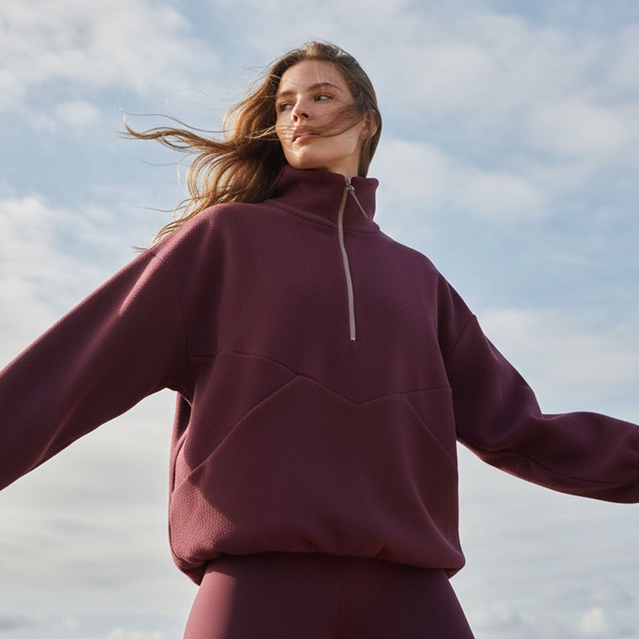 Frau trägt Fleecepulli aus Bio-Baumwolle in bordeaux