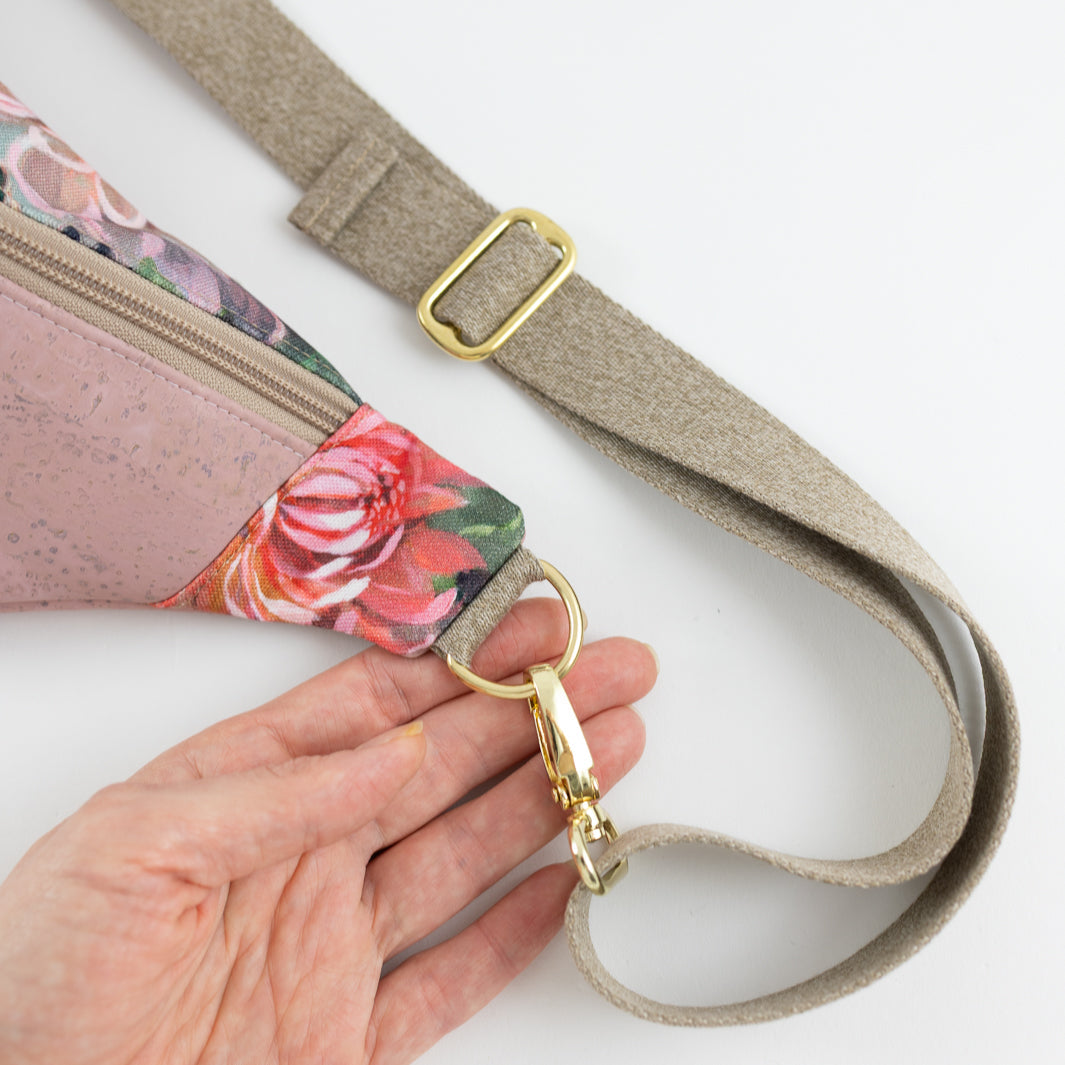 Bauchtasche Kork Rosa Spring Blossom Size M  - vegan und handgefertigt in Berlin | NOAS