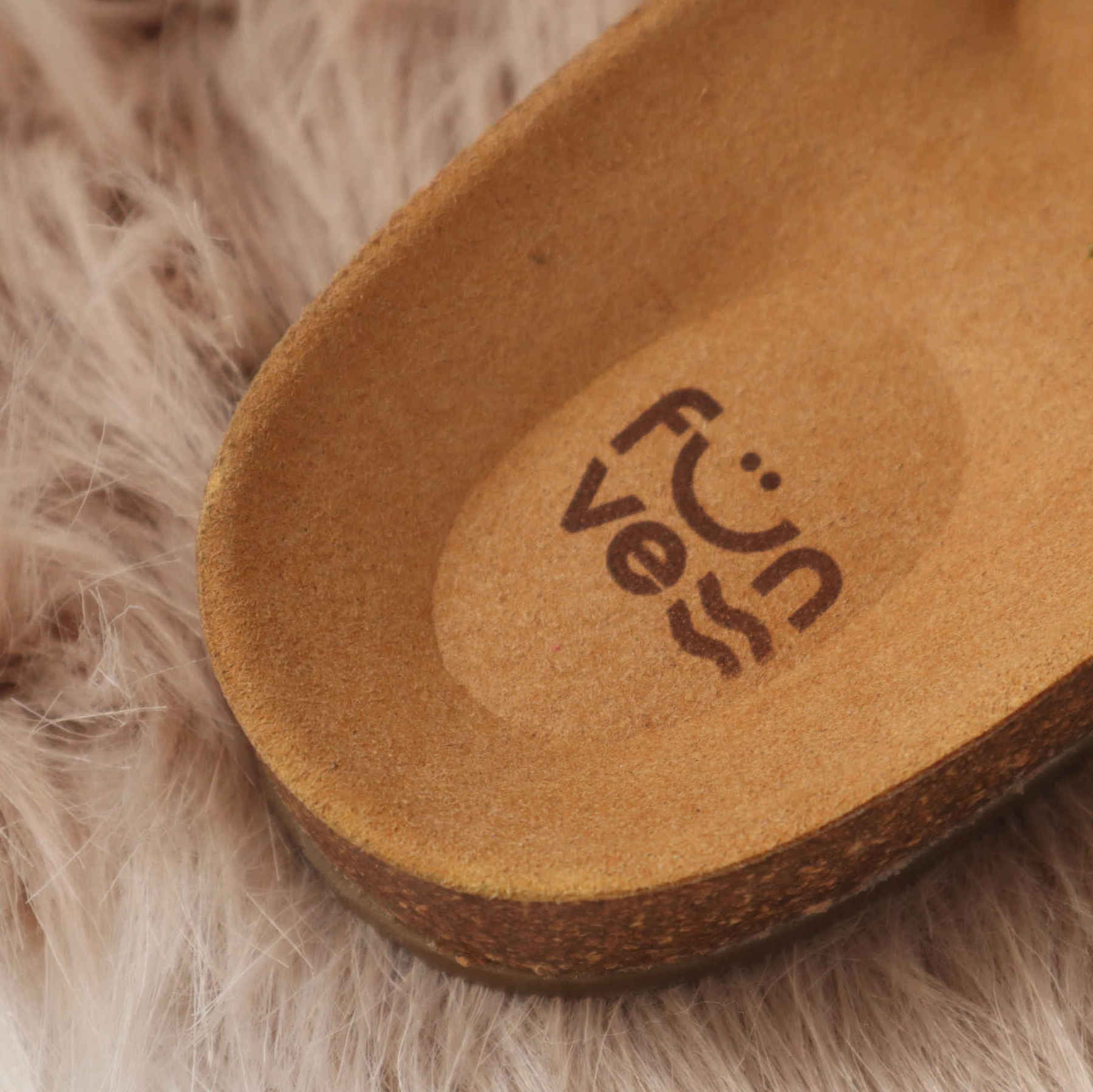 Fünve Sandalen und Hausschuhe in Braun und Türkis, aus veganem Leder mit Fußbett mit Fersenschale