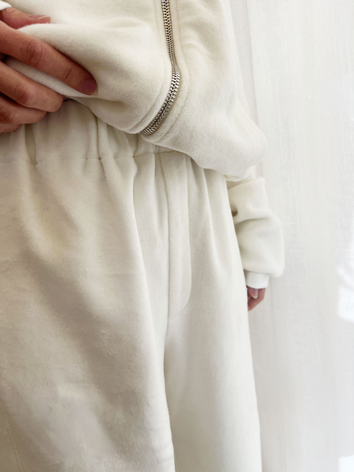 Lässige Hose Marit aus weichem Baumwoll-Fleece in Off-White | sweersocean