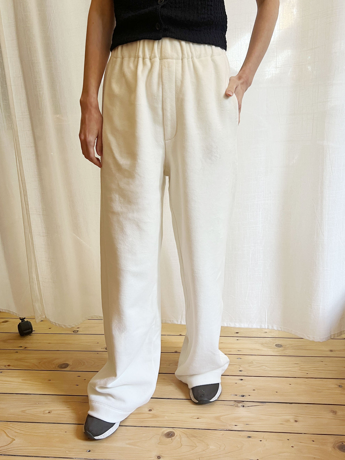 Lässige Hose Marit aus weichem Baumwoll-Fleece in Off-White | sweersocean
