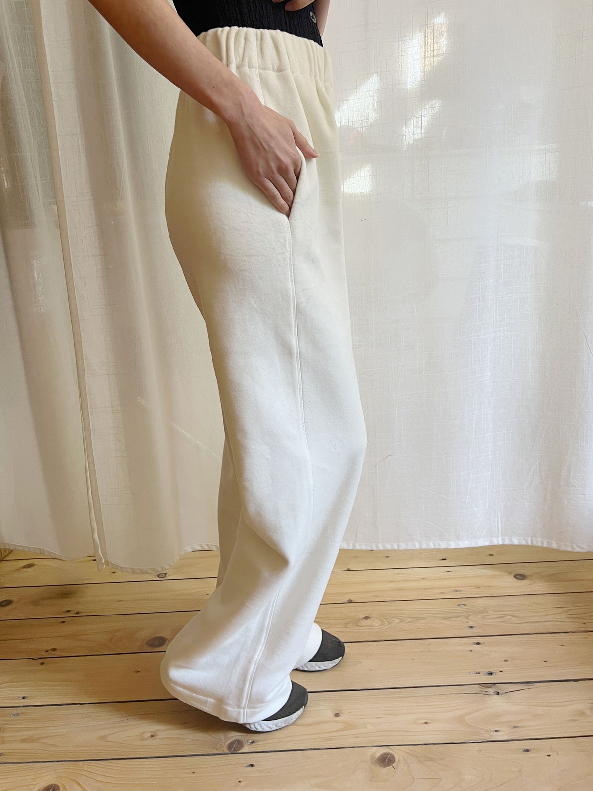 Lässige Hose Marit aus weichem Baumwoll-Fleece in Off-White | sweersocean