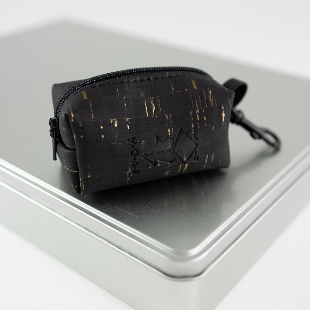 NOAS Mini-Tasche für Hundekotbeutel – Kork Schwarz Gold
