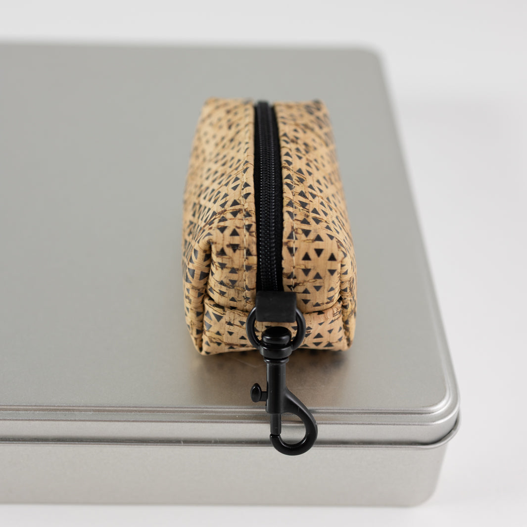 NOAS Mini-Tasche für Hundekotbeutel – Kork Natur Dreiecke