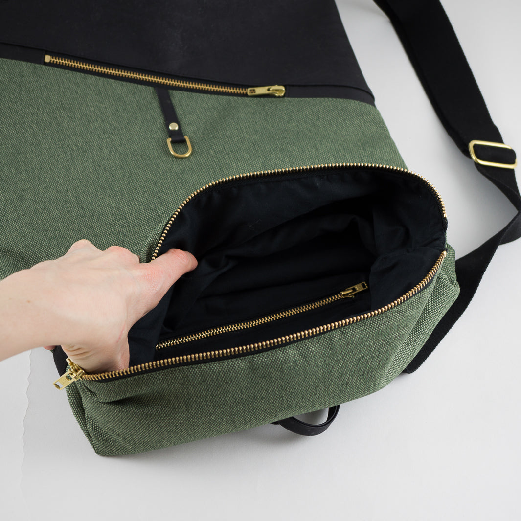 Kleiner Rolltop Rucksack Kork Schwarz Canvas Waldgrün mit Geheimfach - vegan und handgefertigt in Berlin | NOAS