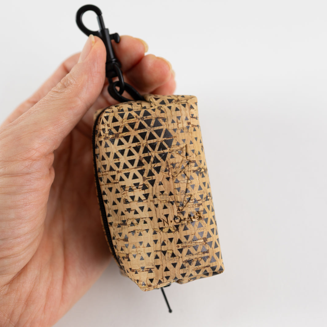 NOAS Mini-Tasche für Hundekotbeutel – Kork Natur Dreiecke