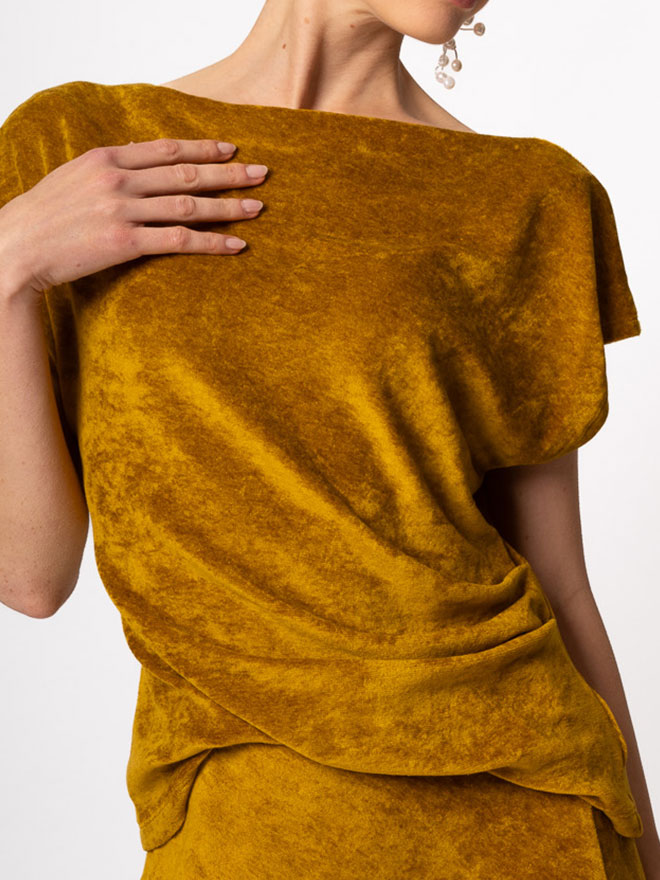 ZOE - lockeres Top aus Haute Couture-Samt in Gold
