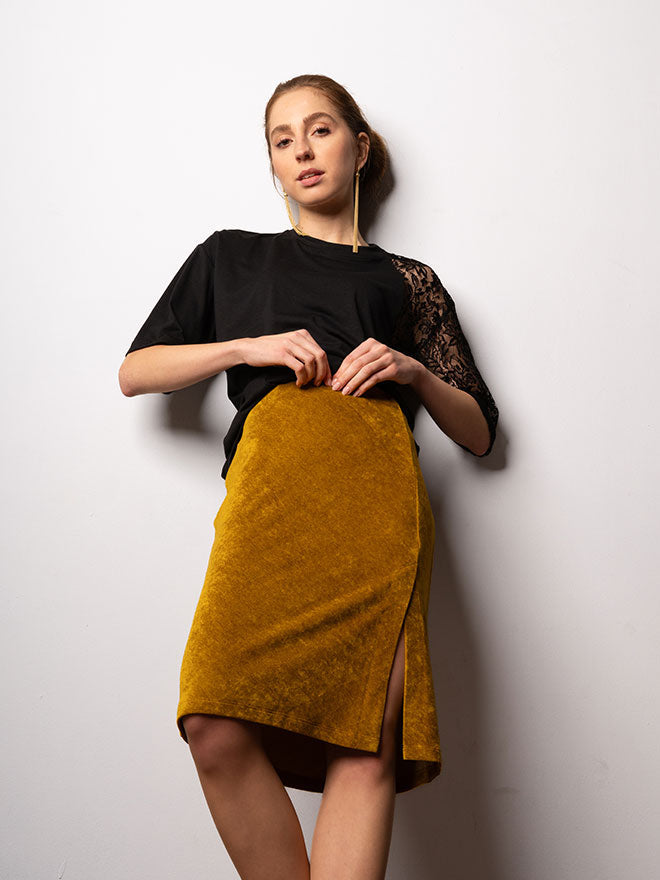 MASHA - schmaler Rock aus Haute Couture-Samt in Gold