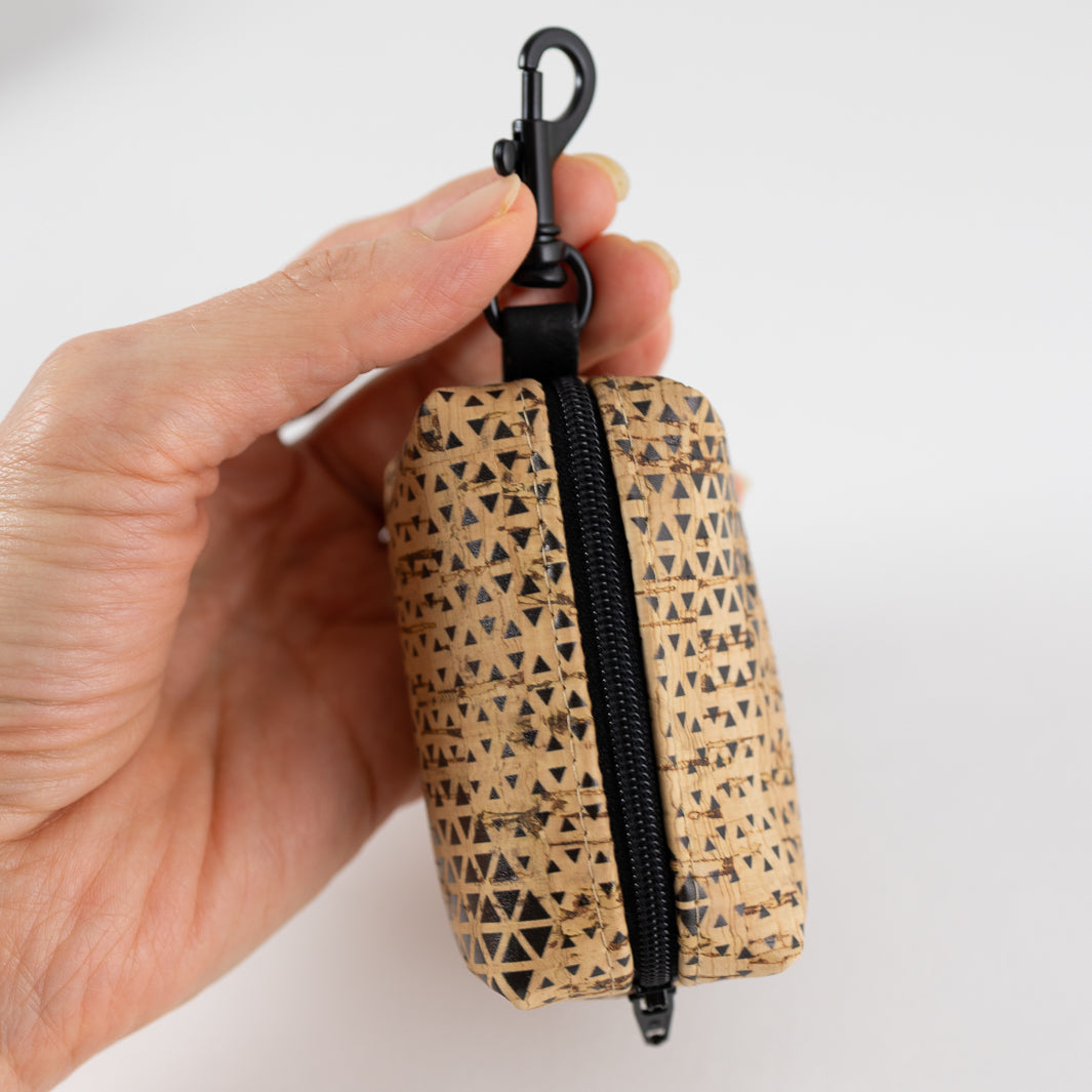 NOAS Mini-Tasche für Hundekotbeutel – Kork Natur Dreiecke