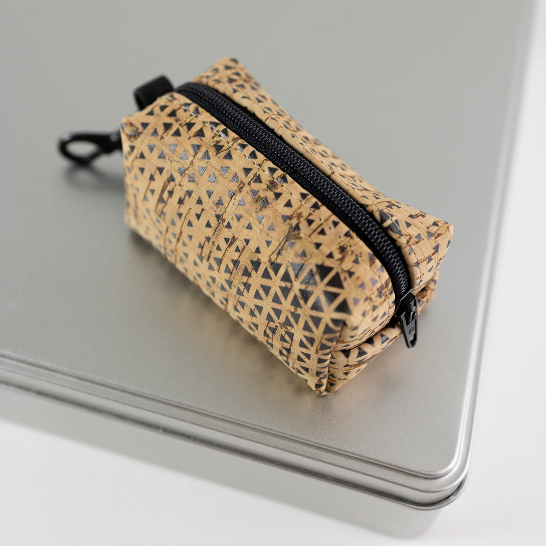NOAS Mini-Tasche für Hundekotbeutel – Kork Natur Dreiecke