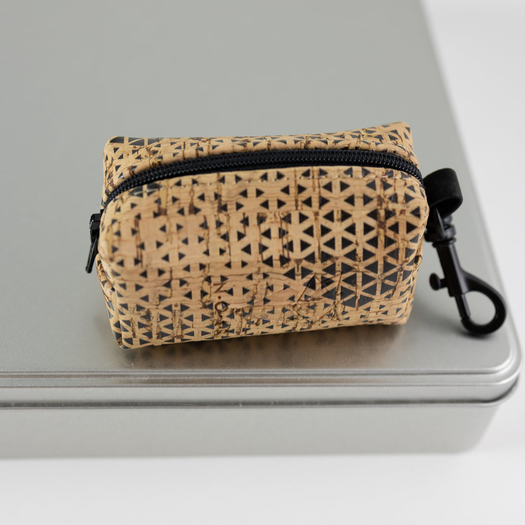 NOAS Mini-Tasche für Hundekotbeutel – Kork Natur Dreiecke