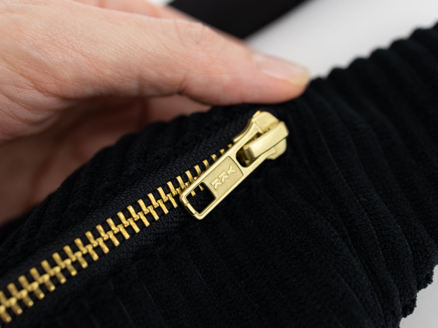 Bauchtasche CORD Schwarz Size L - vegan und handgefertigt in Berlin | NOAS