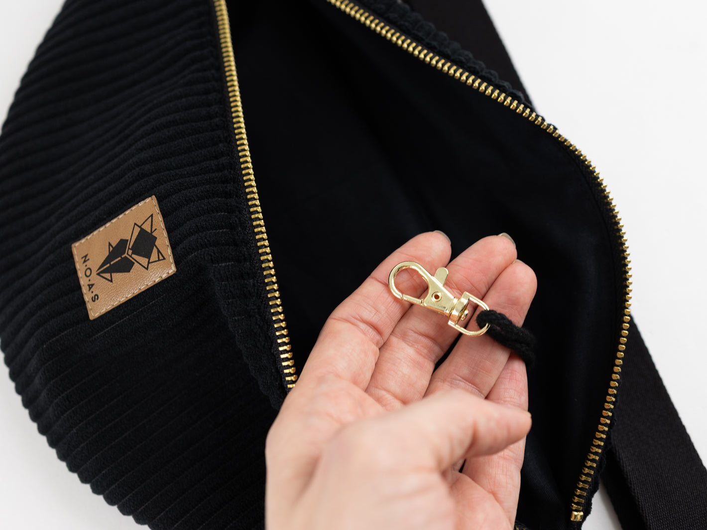 Bauchtasche CORD Schwarz Size L - vegan und handgefertigt in Berlin | NOAS