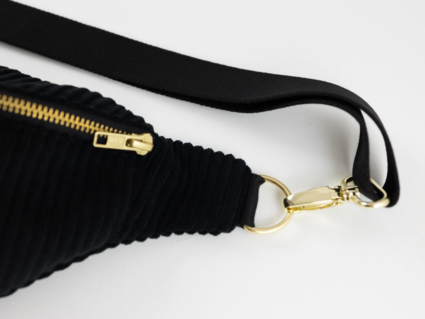 Bauchtasche CORD Schwarz Size L - vegan und handgefertigt in Berlin | NOAS