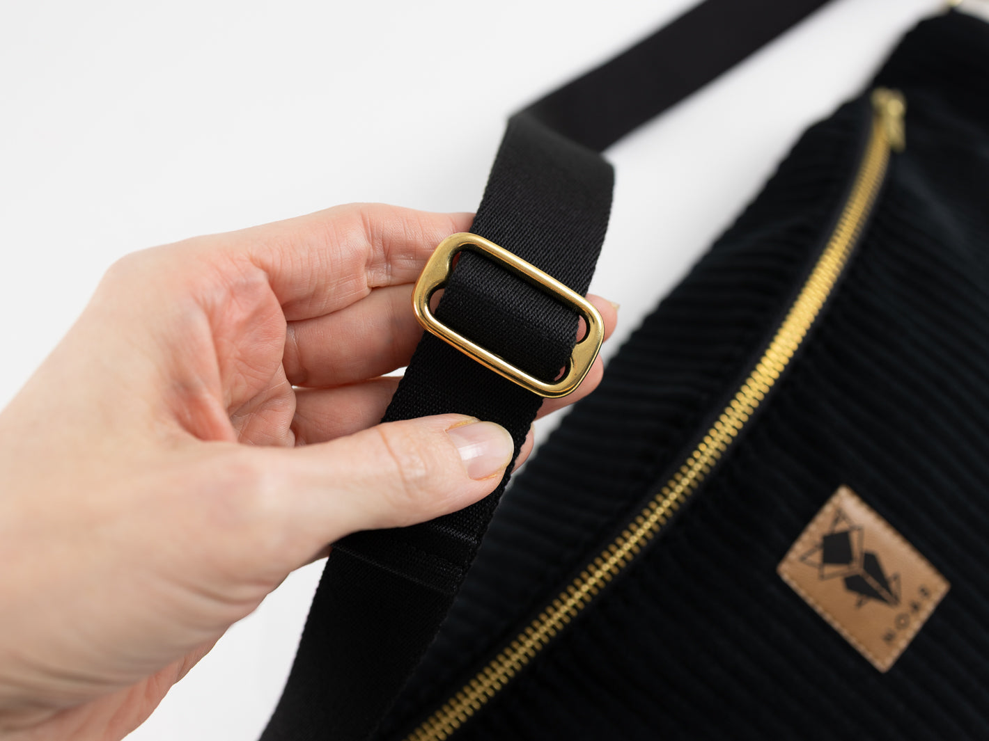 Bauchtasche CORD Schwarz Size L - vegan und handgefertigt in Berlin | NOAS