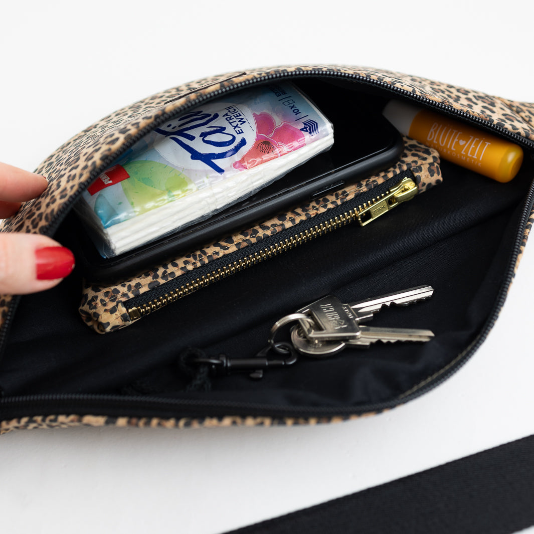 Bauchtasche Kork LEO Size M - vegan und handgefertigt in Berlin | NOAS