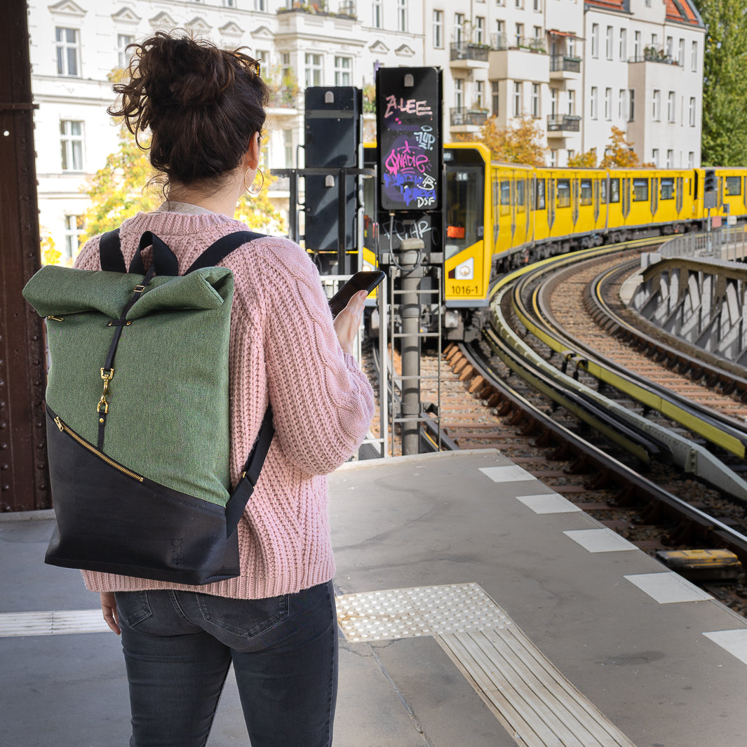 Großer Rolltop Rucksack Kork Schwarz Canvas Waldgrün mit Laptopfach - vegan und handgefertigt in Berlin | NOAS
