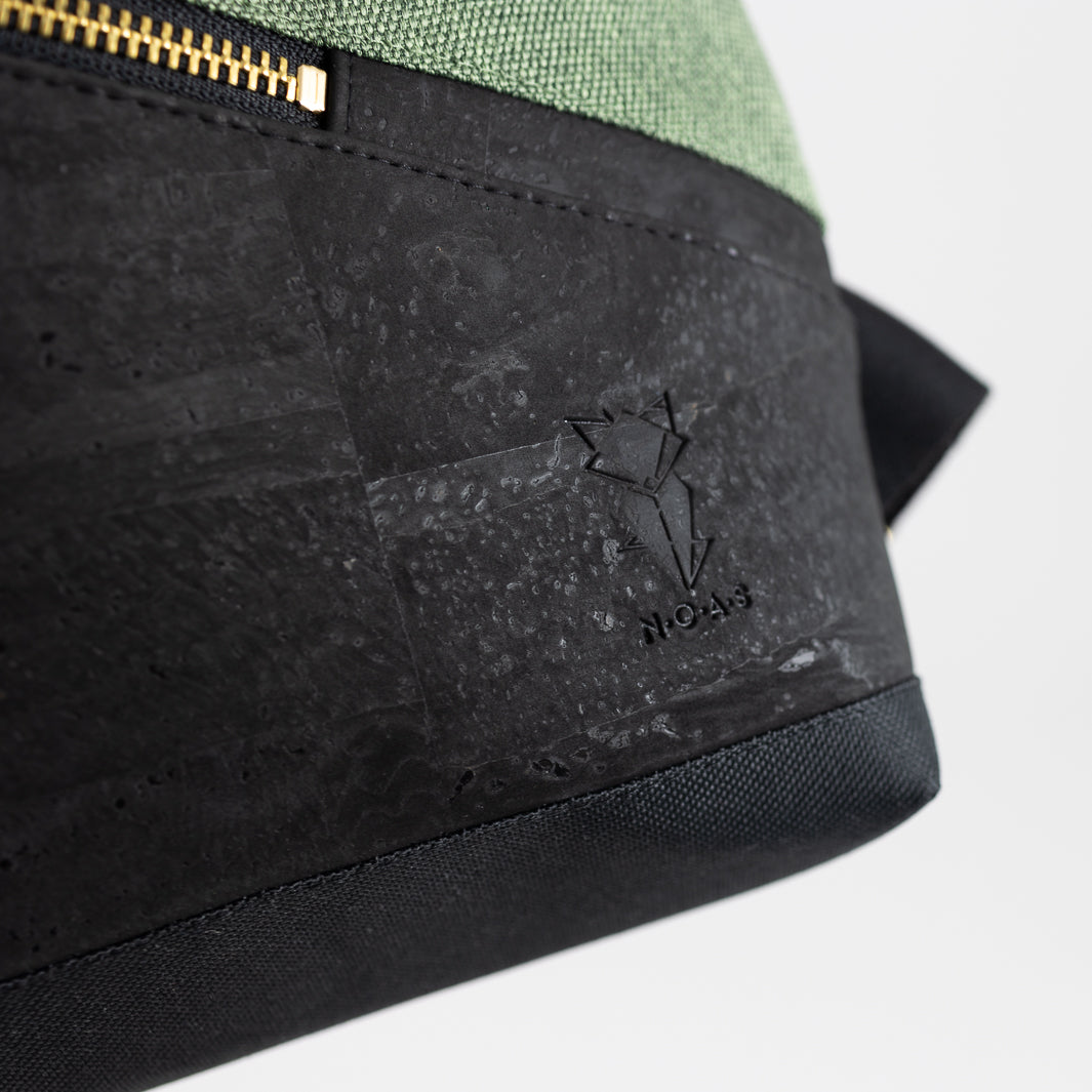 Kleiner Rolltop Rucksack Kork Schwarz Canvas Waldgrün mit Geheimfach - vegan und handgefertigt in Berlin | NOAS