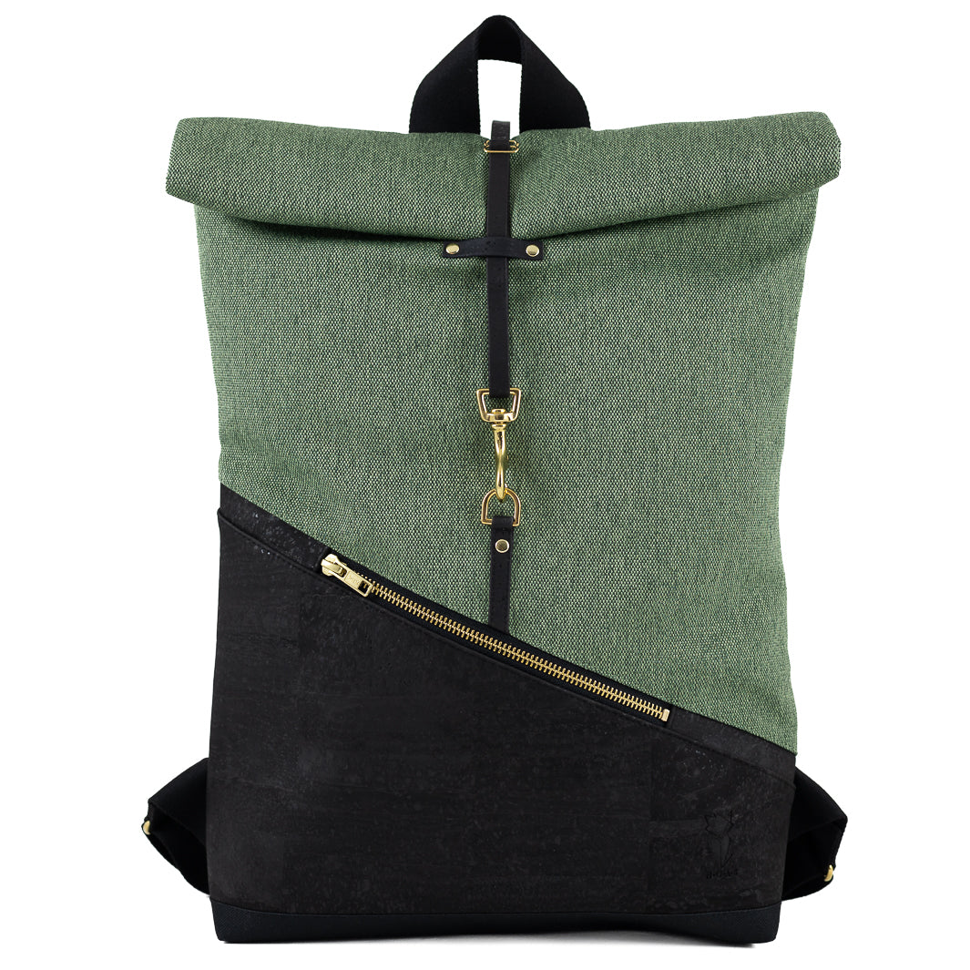 Kleiner Rolltop Rucksack aus schwarzem Kork und waldgrünem Canvas – Frontansicht mit geschlossenem Rolltop