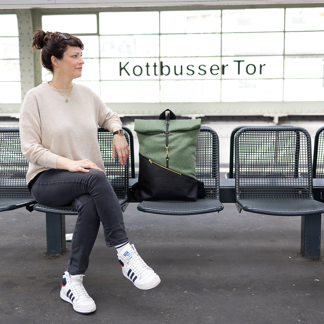 Großer Rolltop Rucksack Kork Schwarz Canvas Waldgrün mit Laptopfach - vegan und handgefertigt in Berlin | NOAS