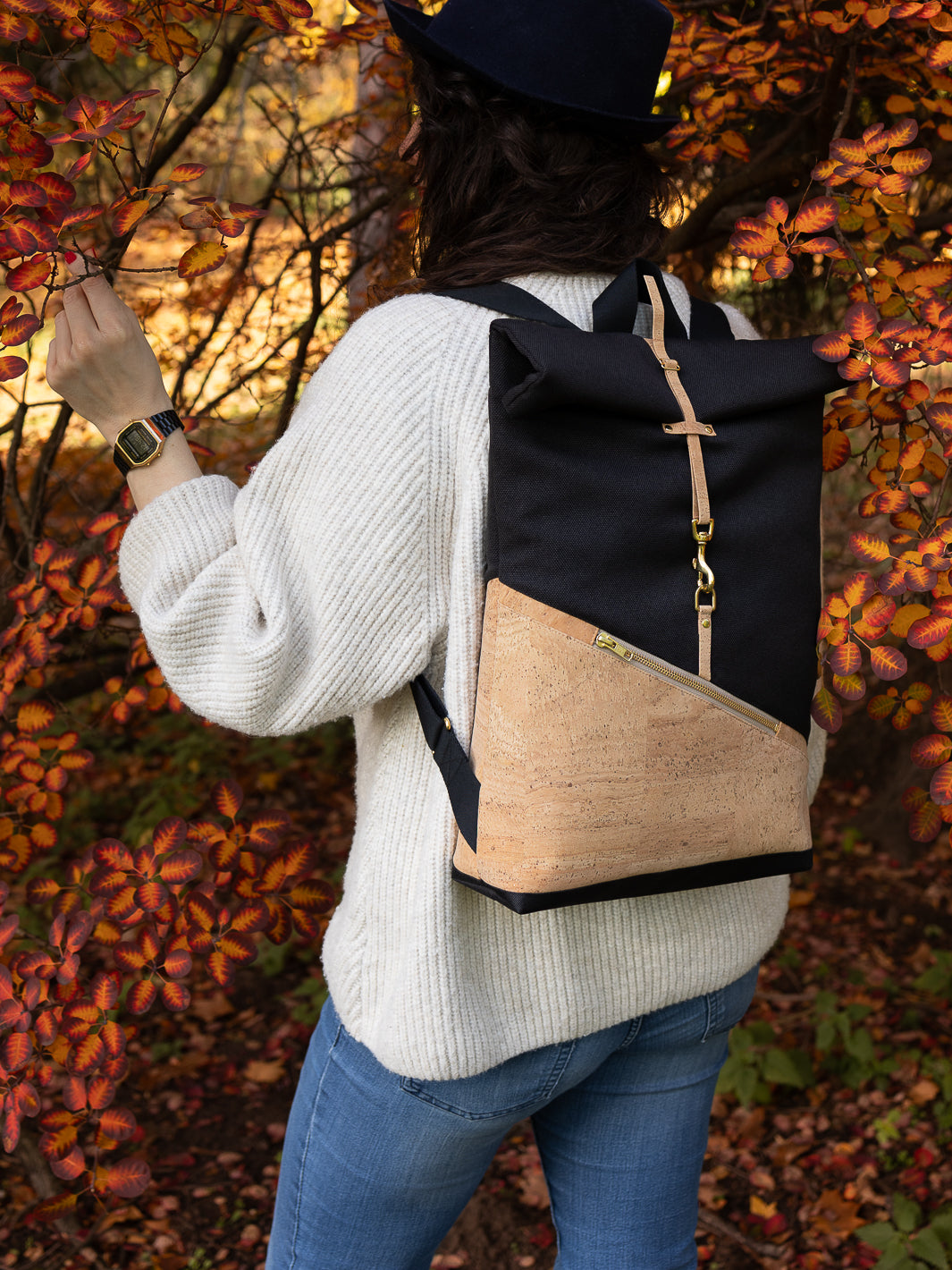 Kleiner Rolltop Rucksack Kork Schwarz Canvas Waldgrün mit Geheimfach - vegan und handgefertigt in Berlin | NOAS