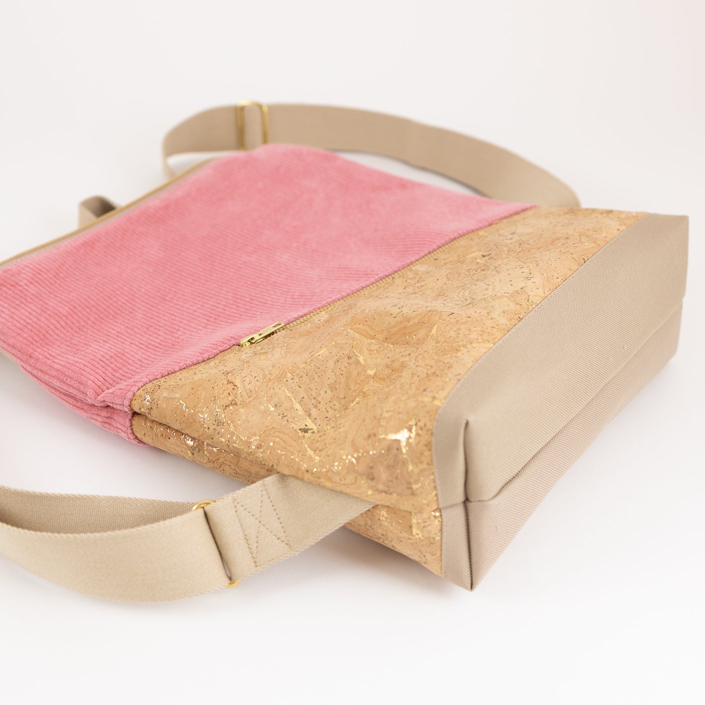 Mini-Rucksack Kork Natur Gold Cord Bubblegum mit Geheimfach - vegan und handgefertigt in Berlin | NOAS