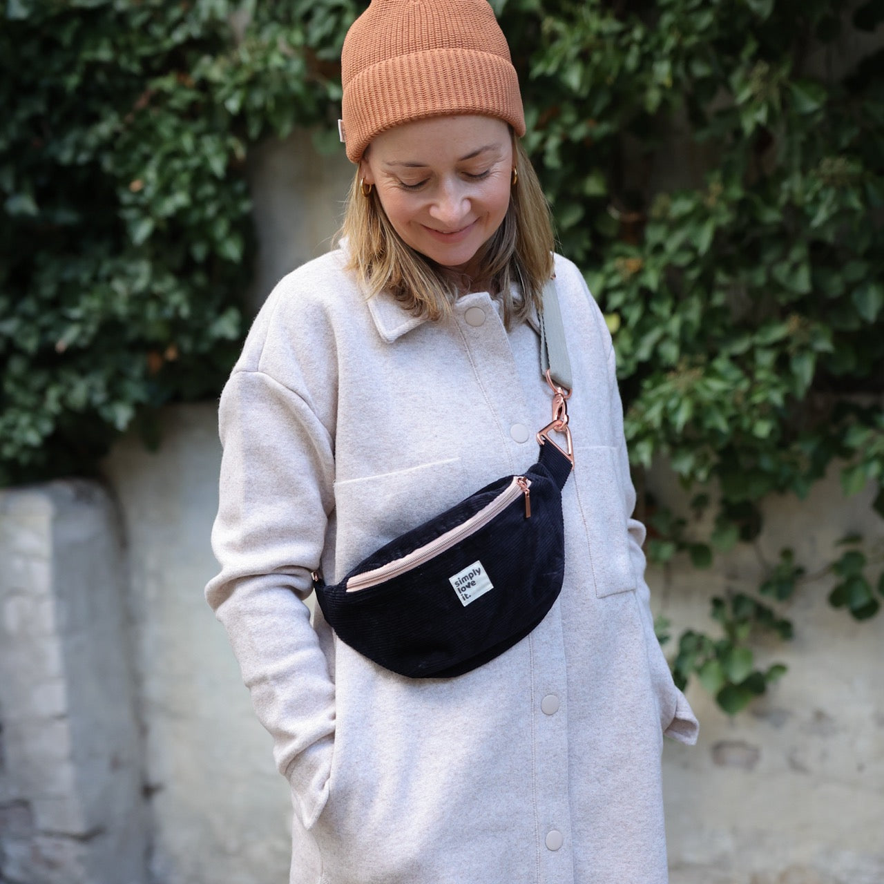 Bauchtasche aus Cord in dunkelblau rosé simply love it getragen von Juliane Tietjen 