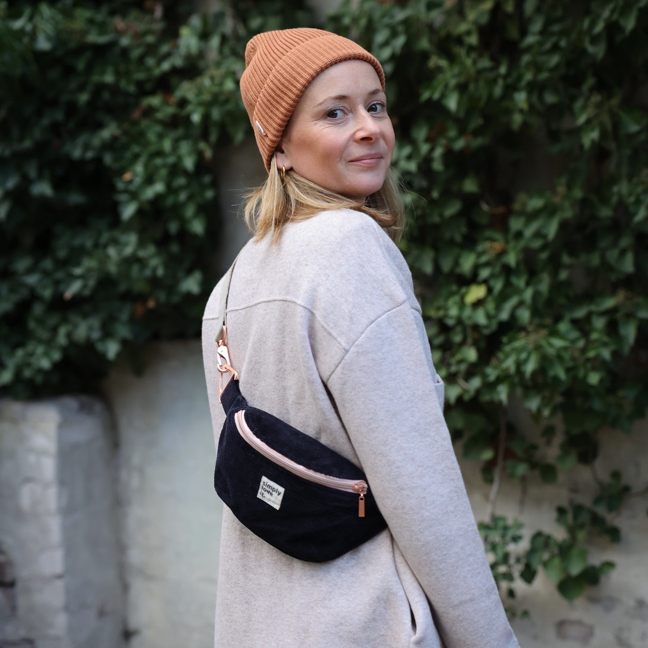 Bauchtasche aus Cord in dunkelblau rosé simply love it getragen von Juliane Tietjen Rückansicht