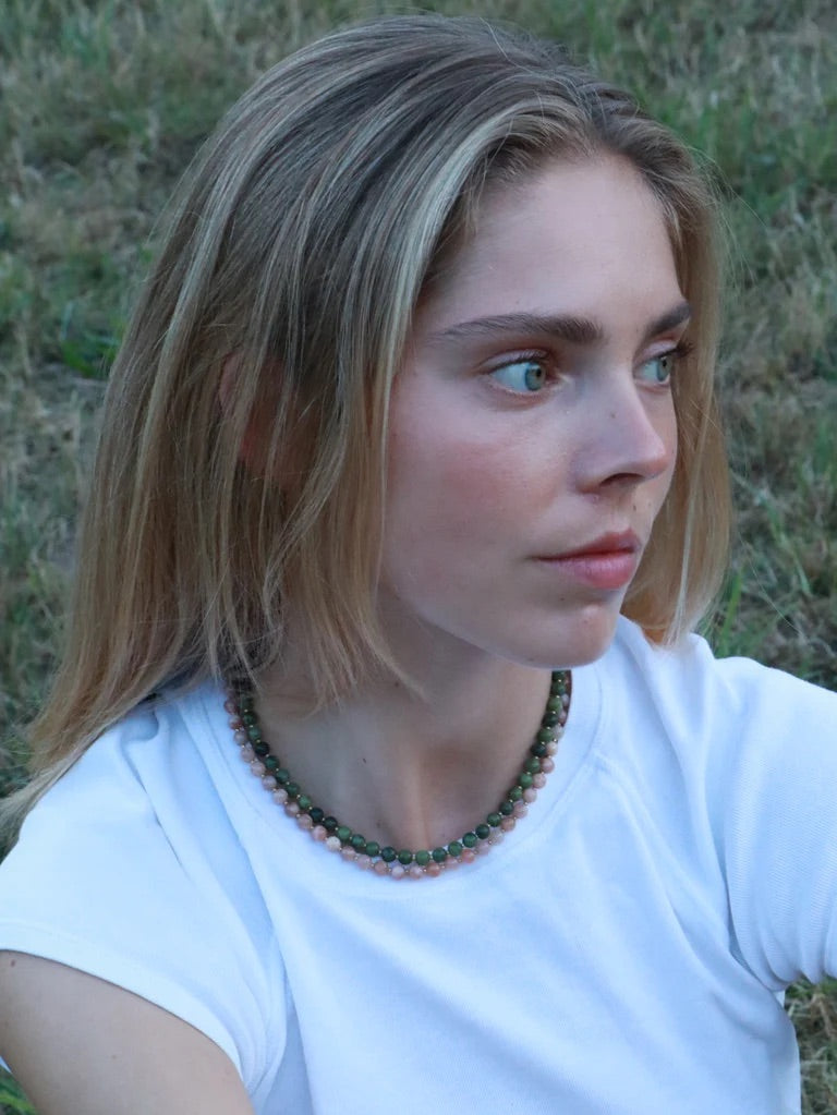 frau trägt zwei perlenketten von Soi aus jade am hals