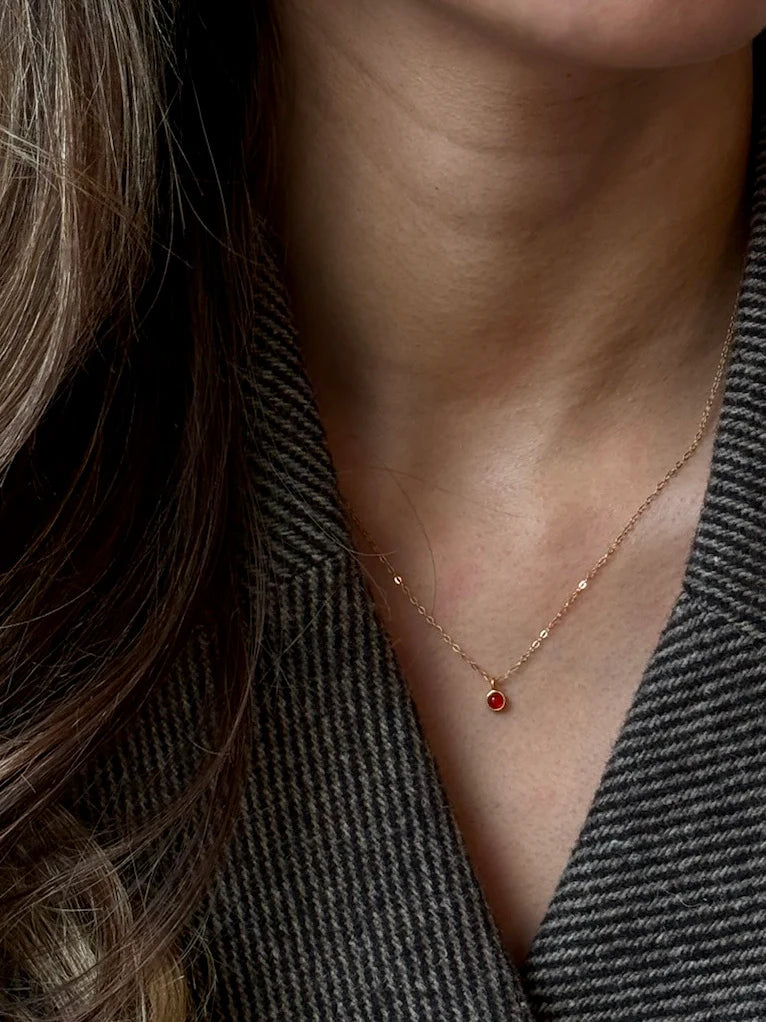 soi kette Aya gold mit rotem jade Anhänger am Hals einer Frau