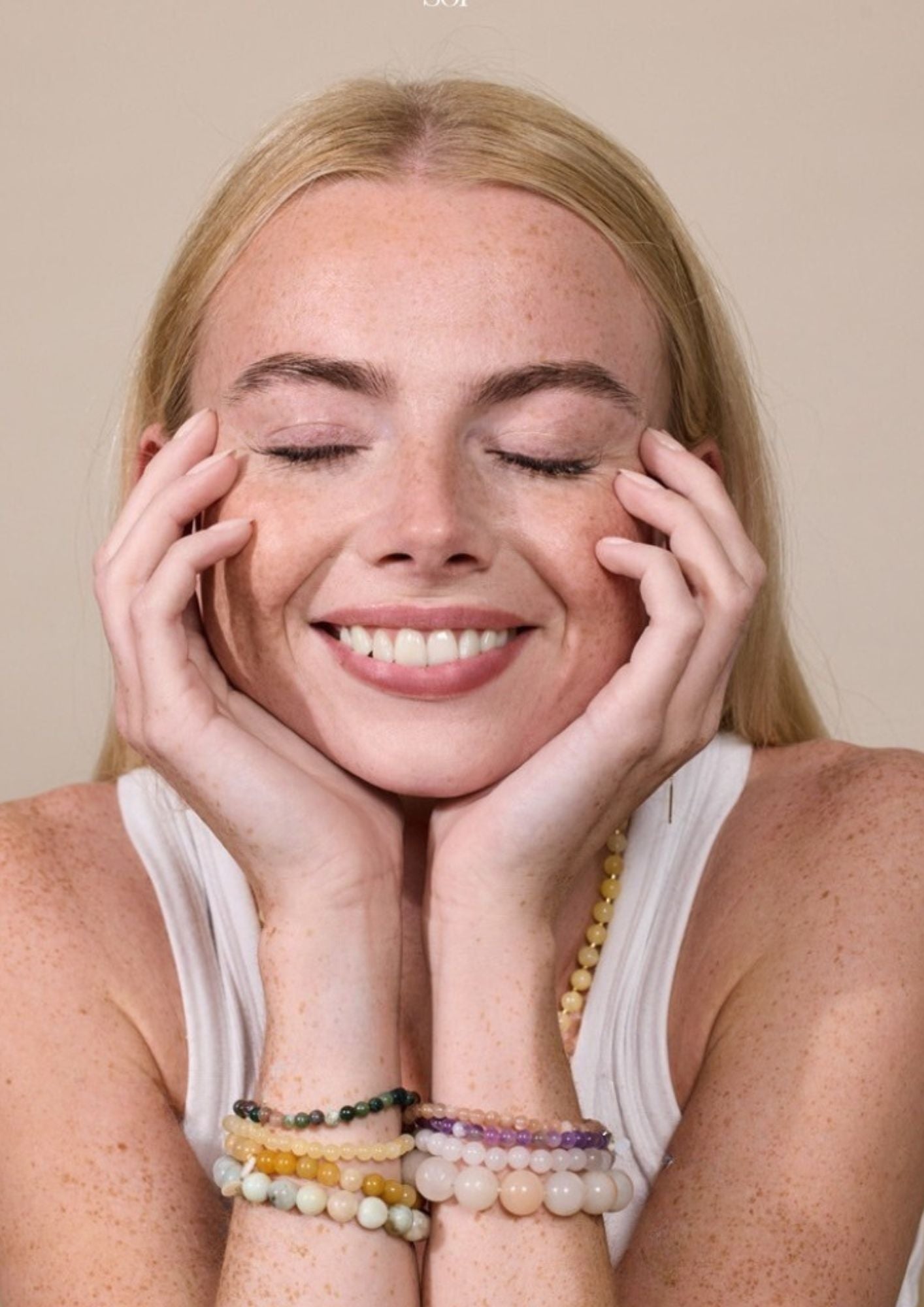 Frau trägt verschiedene Perlenatmbänder von Soi